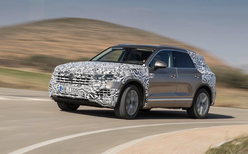 Показаны фотографии интерьера нового Volkswagen Touareg