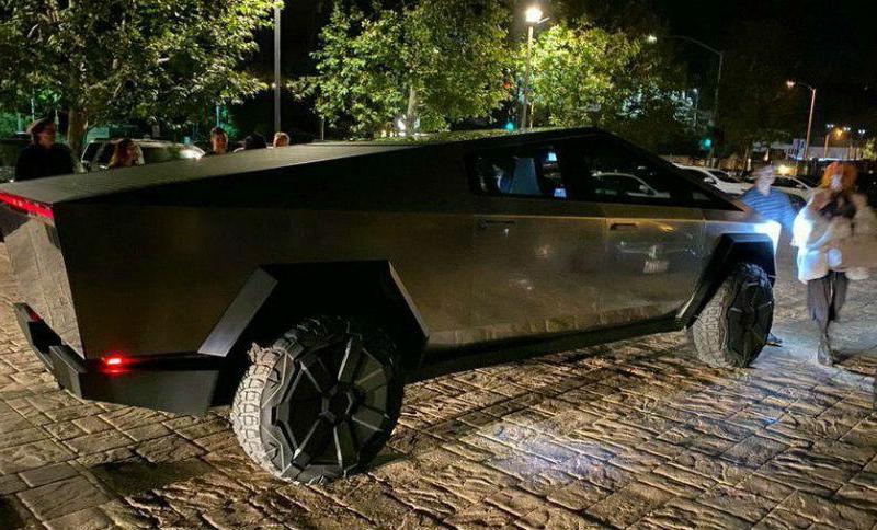 Киберпикап Илона Маска замечен на дорогах