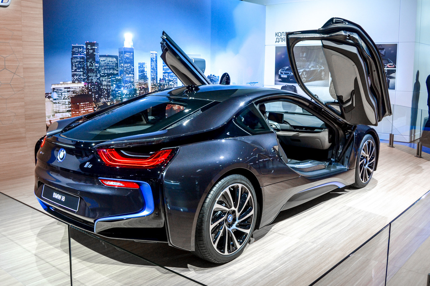 5 i 8. BMW i8 narxi. BMW i8 2020. БМВ i8 автосалон. БМВ электромобиль i8 2020.